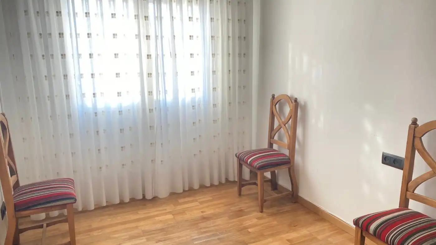 Schlafzimmer von Dachboden zum Verkauf in Silla mit Klimaanlage, Heizung und Parkett