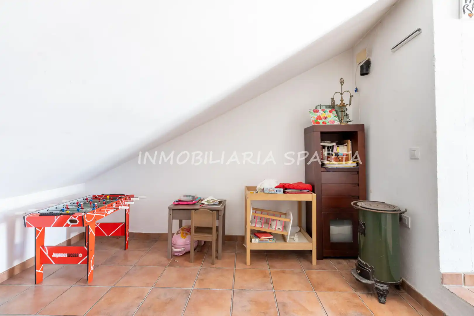 Casa adosada en venta en Gelves con Terraza, Horno y Lavadora