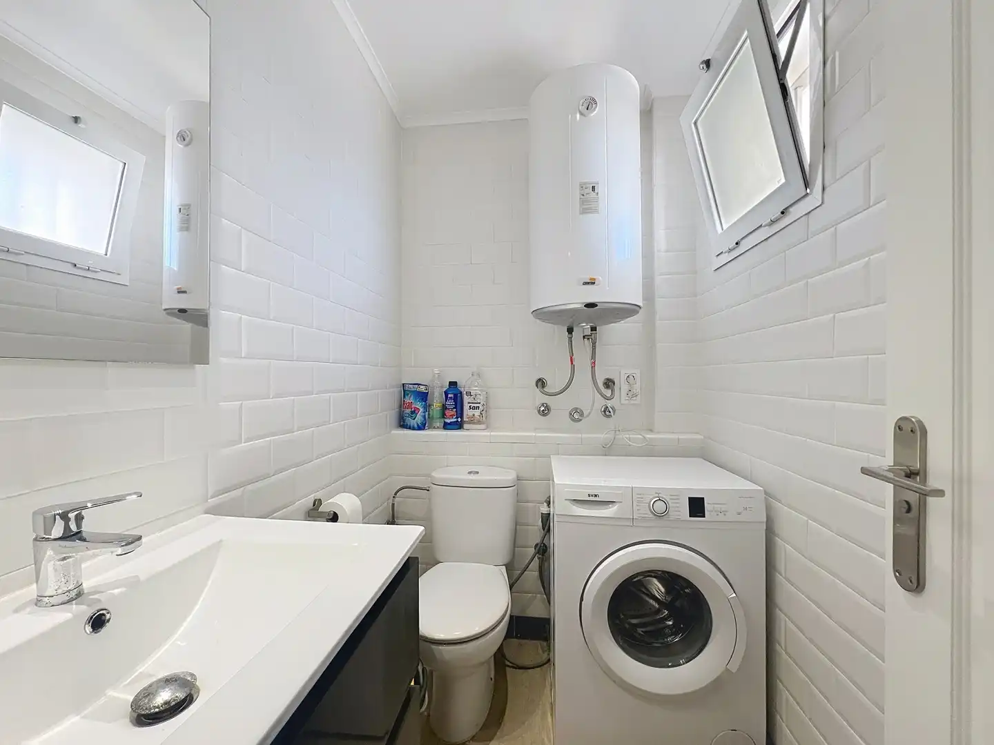 Badezimmer von Wohnungen zum Verkauf in Manilva mit Klimaanlage, Terrasse und Schwimmbad
