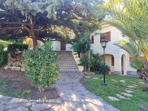 Vista exterior de Casa o xalet en venda en Chiva amb Jardí privat, Terrassa i Piscina