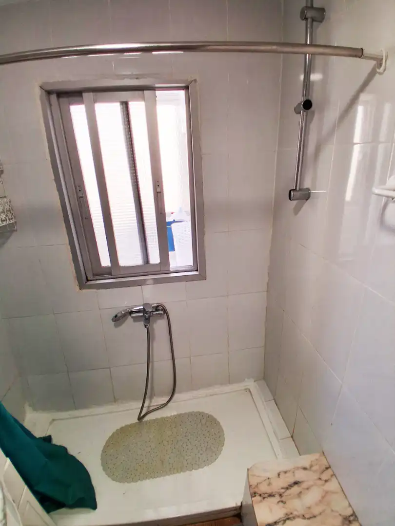 Bathroom of Flat for rent in Granada  with Furnished, Oven and Washing machine