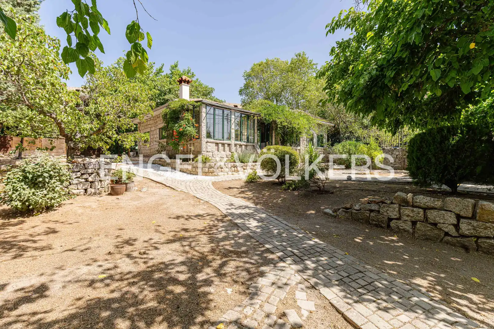 Vista exterior de Casa o xalet en venda en Hoyo de Manzanares amb Calefacció, Jardí privat i Terrassa