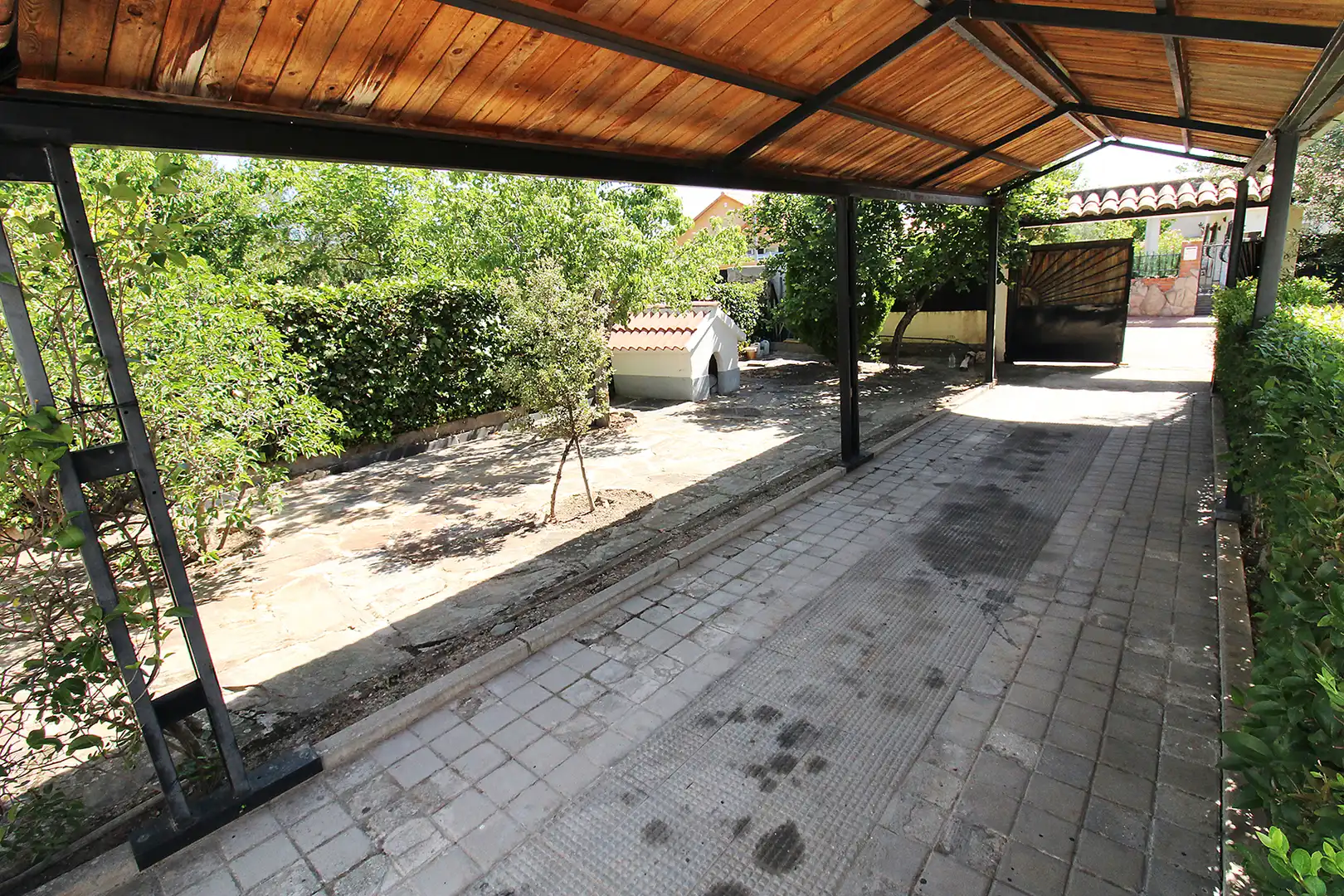 Terrasse von Einfamilien-Reihenhaus zum Verkauf in Torremocha de Jarama mit Heizung, Privatgarten und Internet