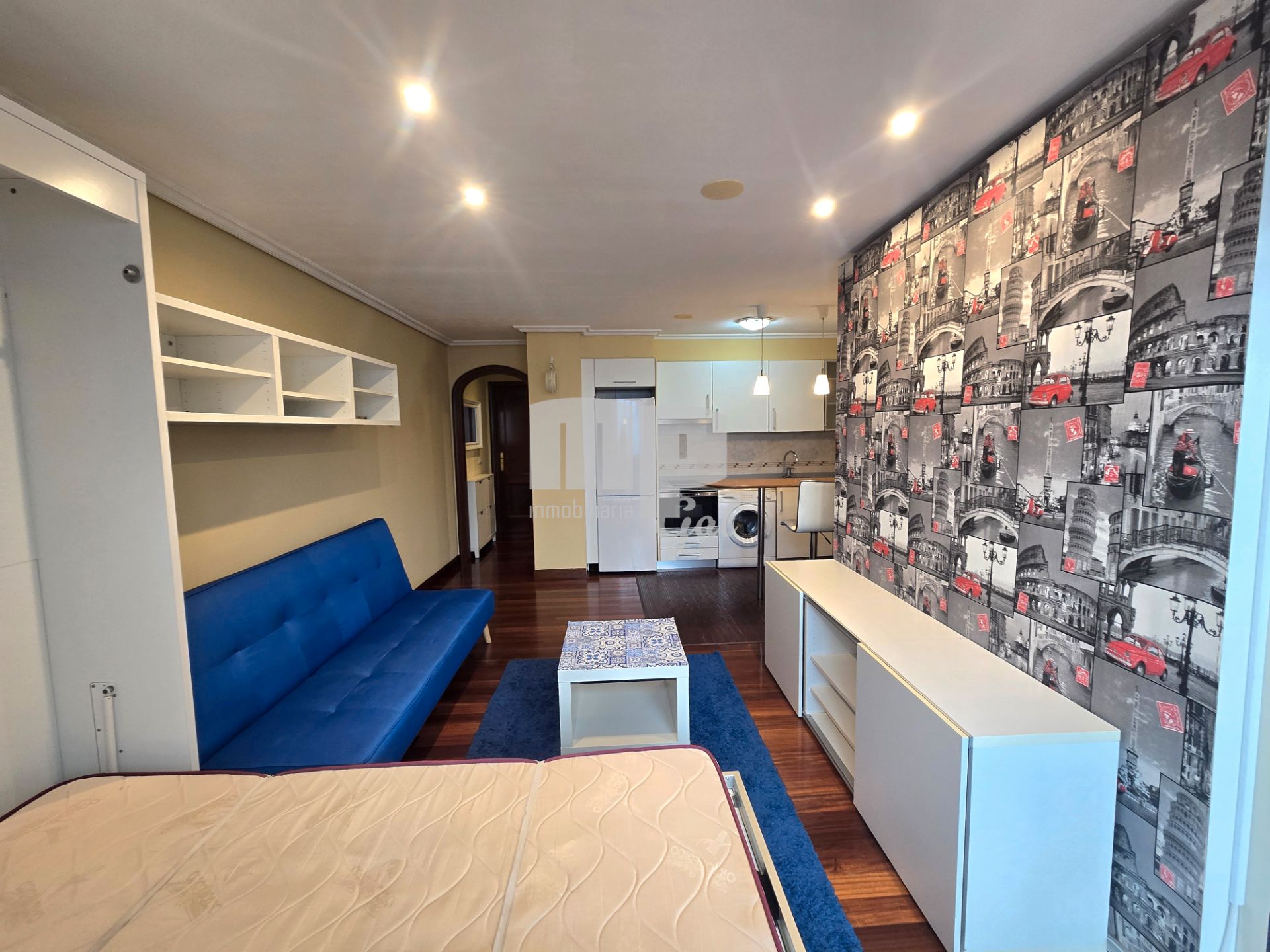 Sala d'estar de Estudi en venda en Vigo  amb Calefacció, Parquet i Terrassa