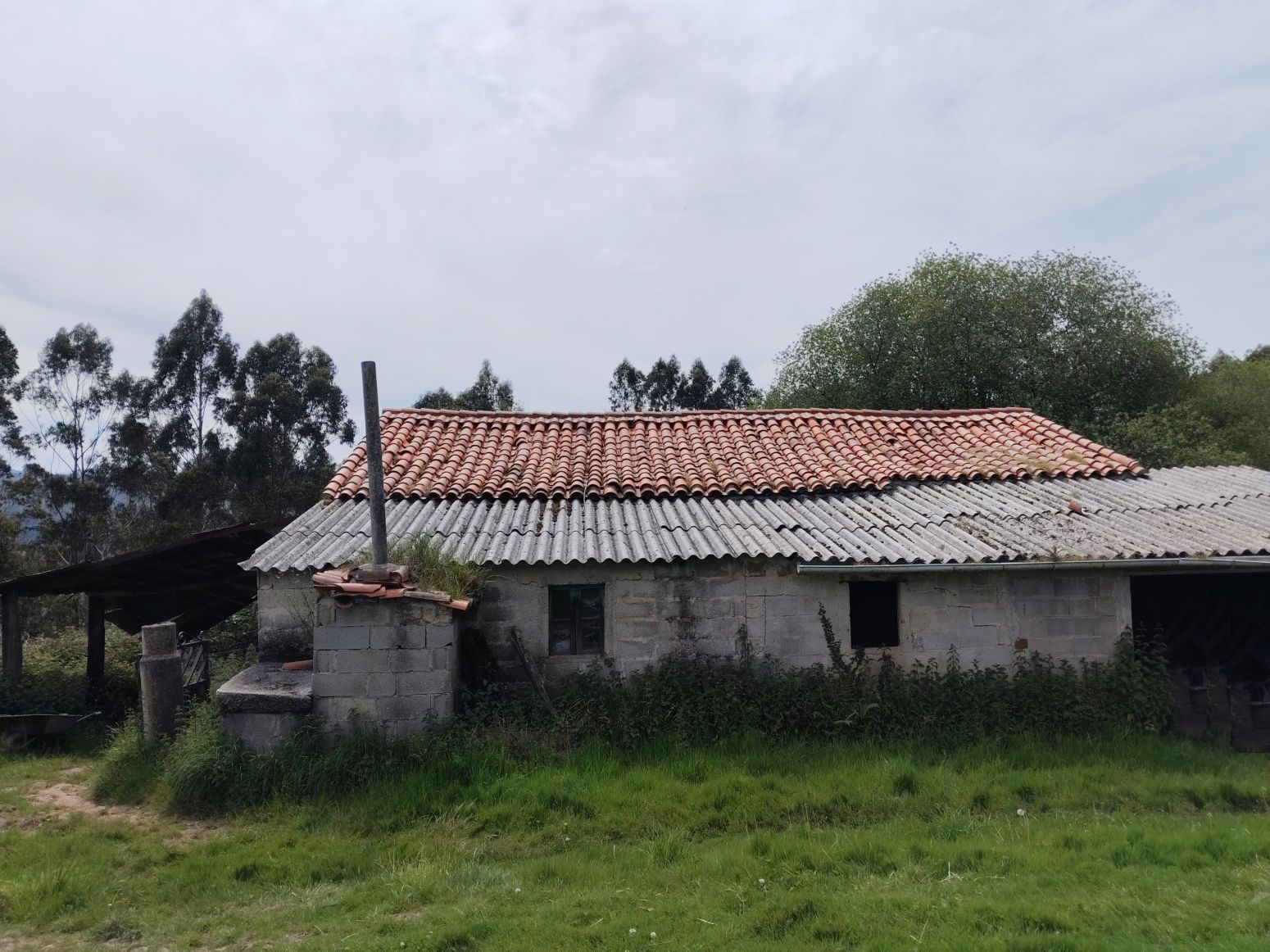 Vista exterior de Casa o xalet en venda en Los Corrales de Buelna  amb Jardí privat