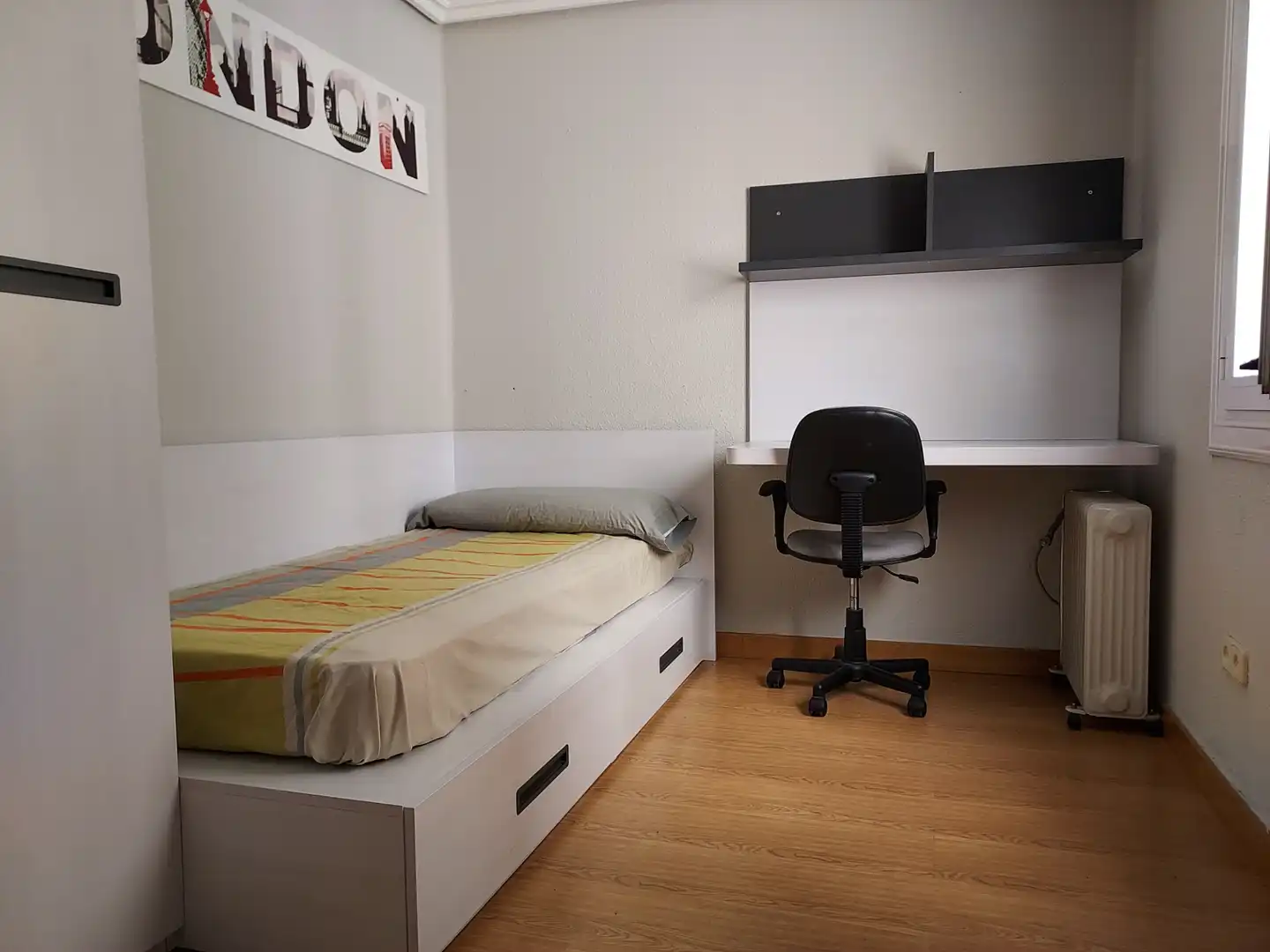 Dormitori de Pis de lloguer en  Pamplona / Iruña amb Calefacció, Parquet i Moblat