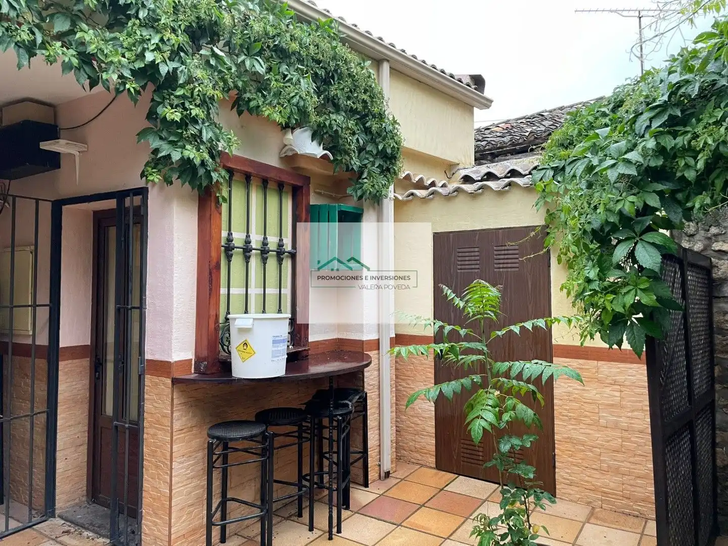 Vista exterior de Local en venda en Almodóvar del Pinar amb Terrassa i Moblat