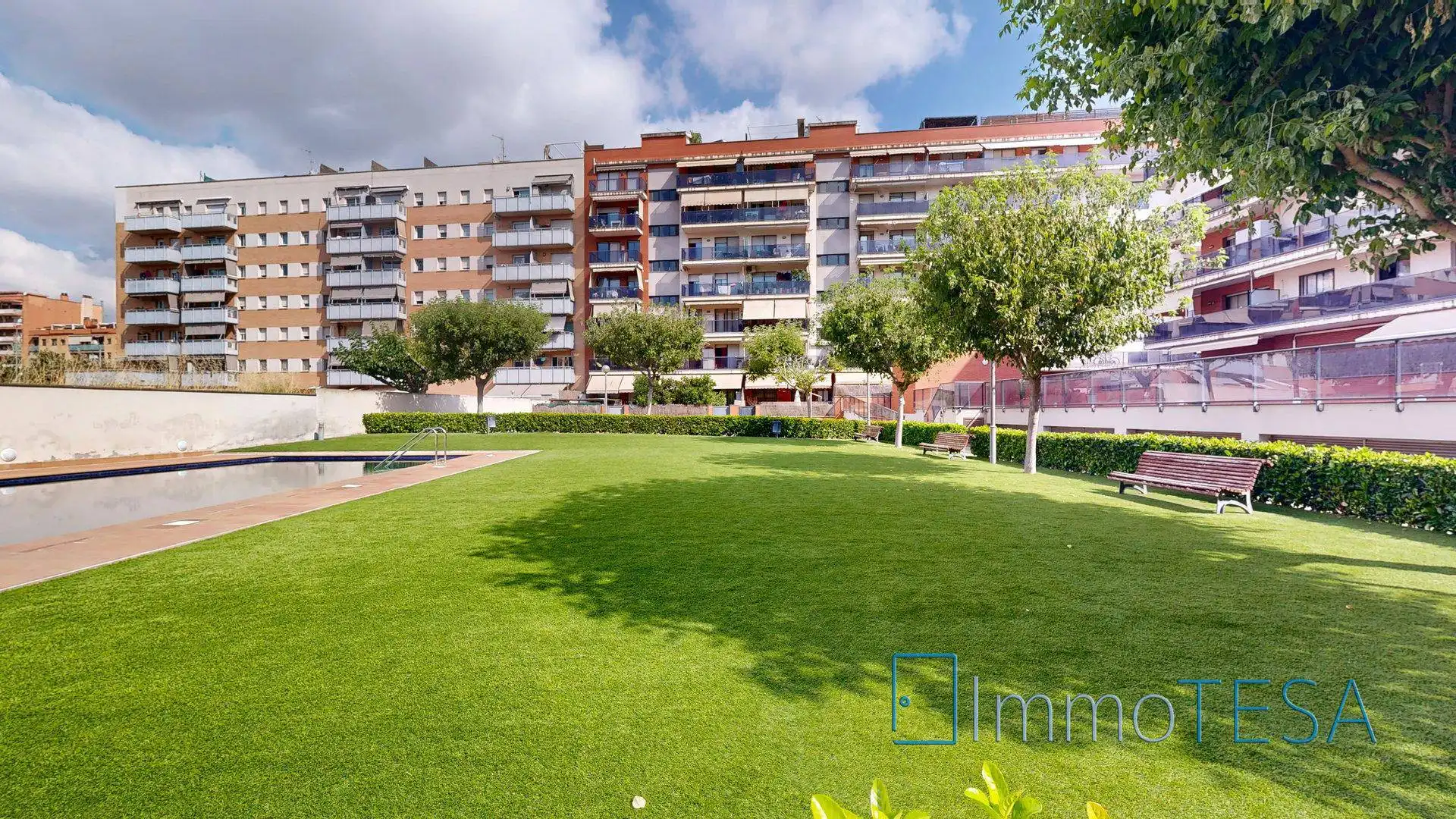 Vista exterior de Àtic en venda en Barberà del Vallès amb Aire condicionat, Calefacció i Parquet