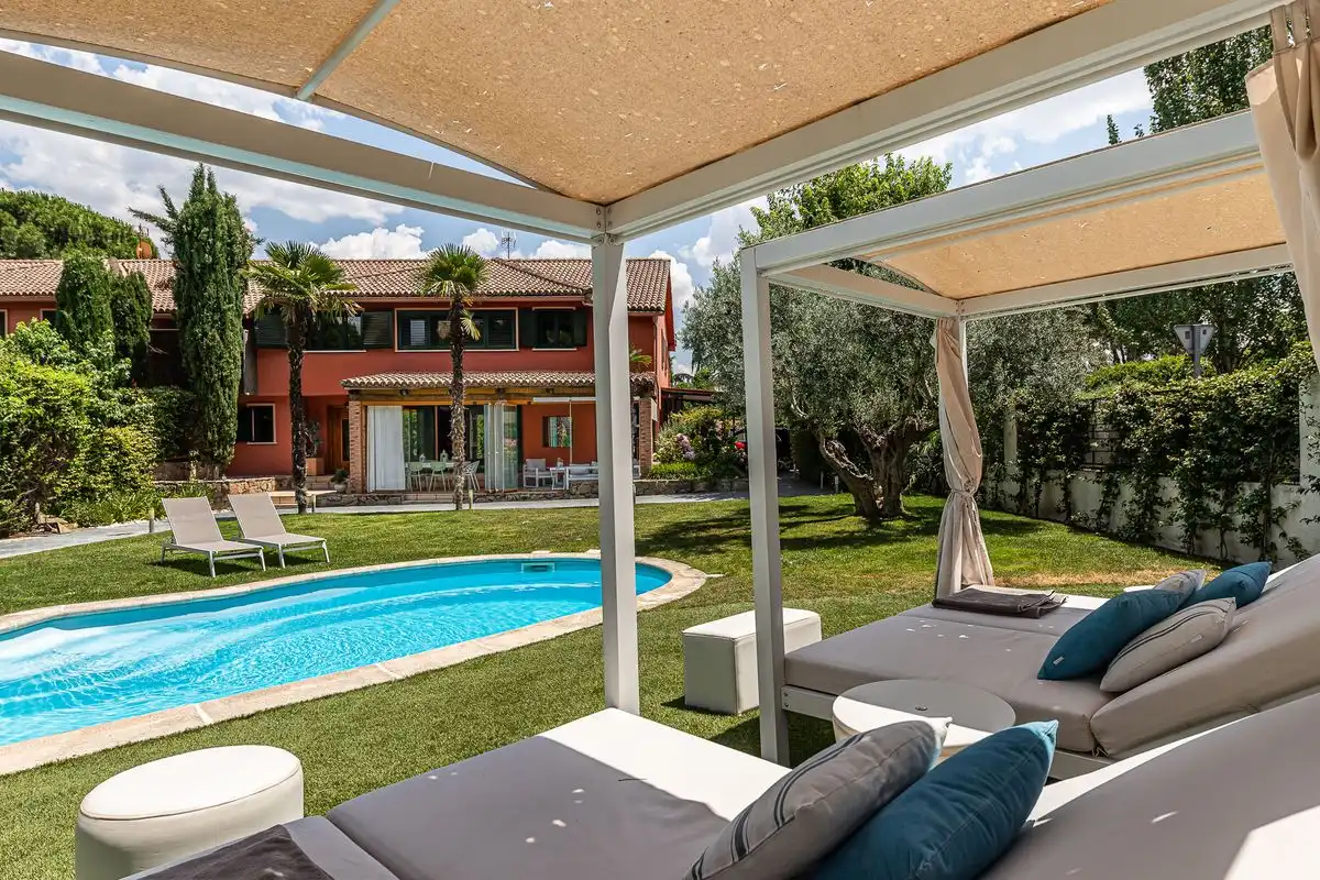 Terrasse von Einfamilien-Reihenhaus zum Verkauf in Boadilla del Monte mit Klimaanlage, Heizung und Privatgarten