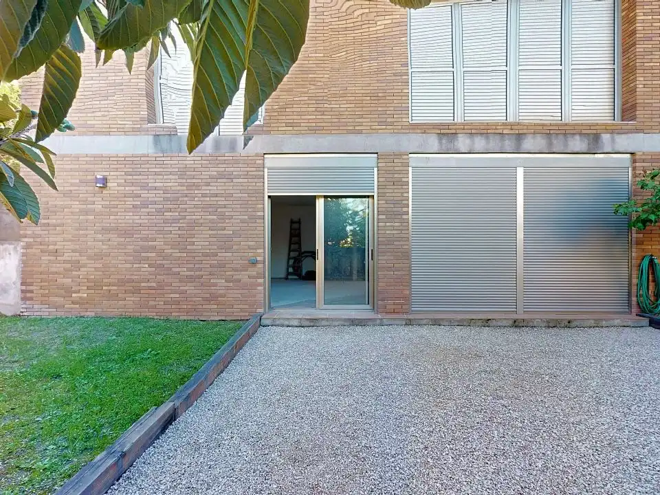 Vista exterior de Casa o xalet en venda en El Papiol amb Aire condicionat, Terrassa i Balcó