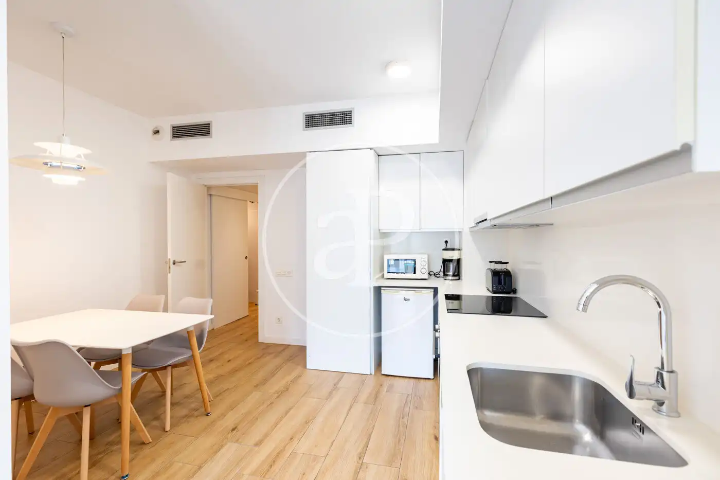 Küche von Wohnung zum Verkauf in Barcelona mit Klimaanlage, Heizung und Balkon