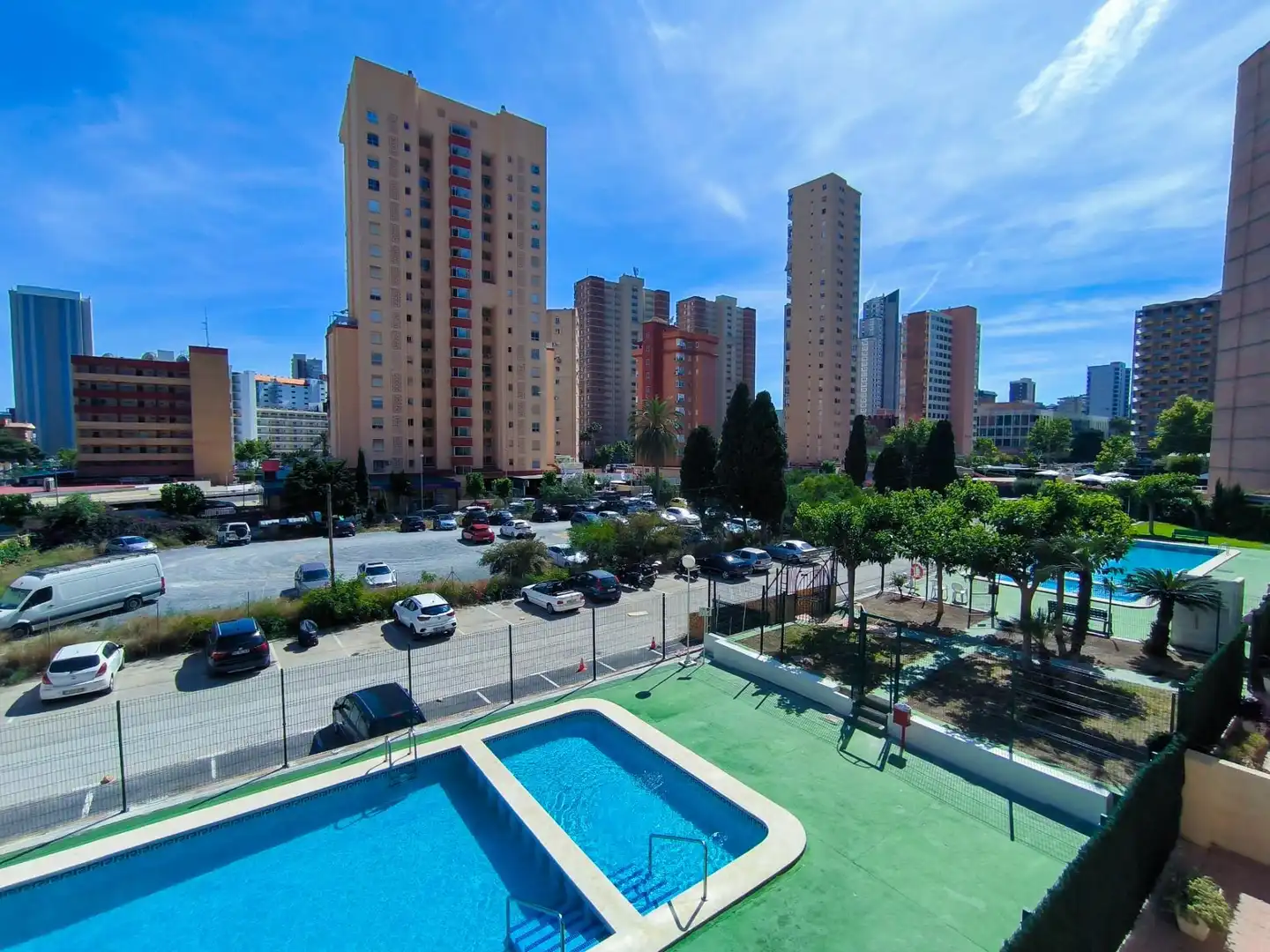 Vista exterior de Apartament en venda en Benidorm amb Aire condicionat, Jardí privat i Moblat