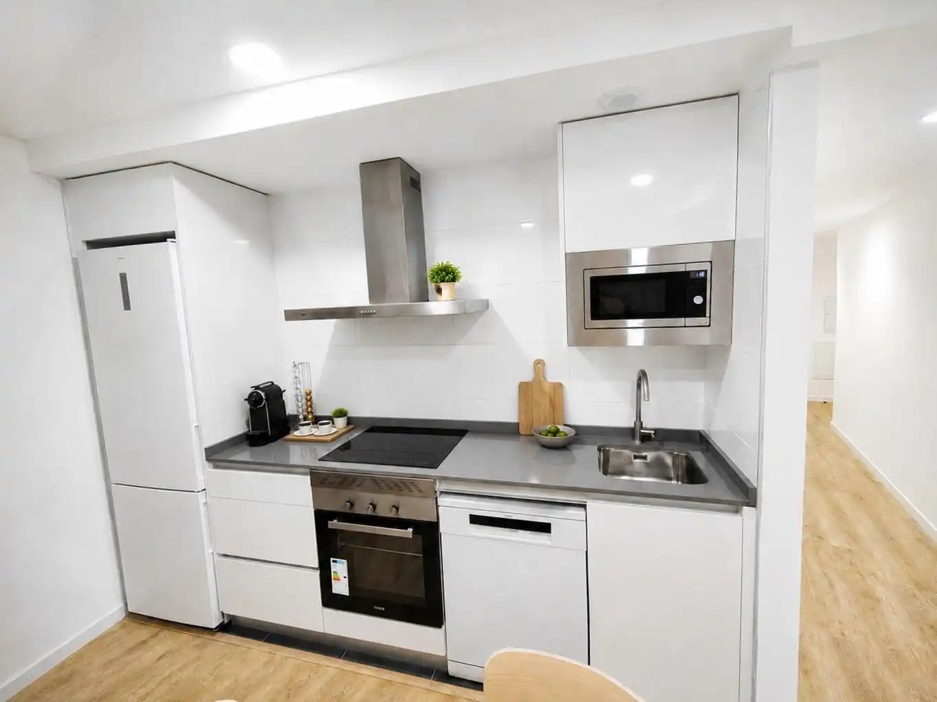 Cuina de Apartament de lloguer en Oviedo  amb Calefacció, Traster i Moblat