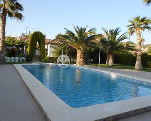 Piscina de Casa o xalet en venda en  Jaén Capital amb Aire condicionat, Jardí privat i Terrassa