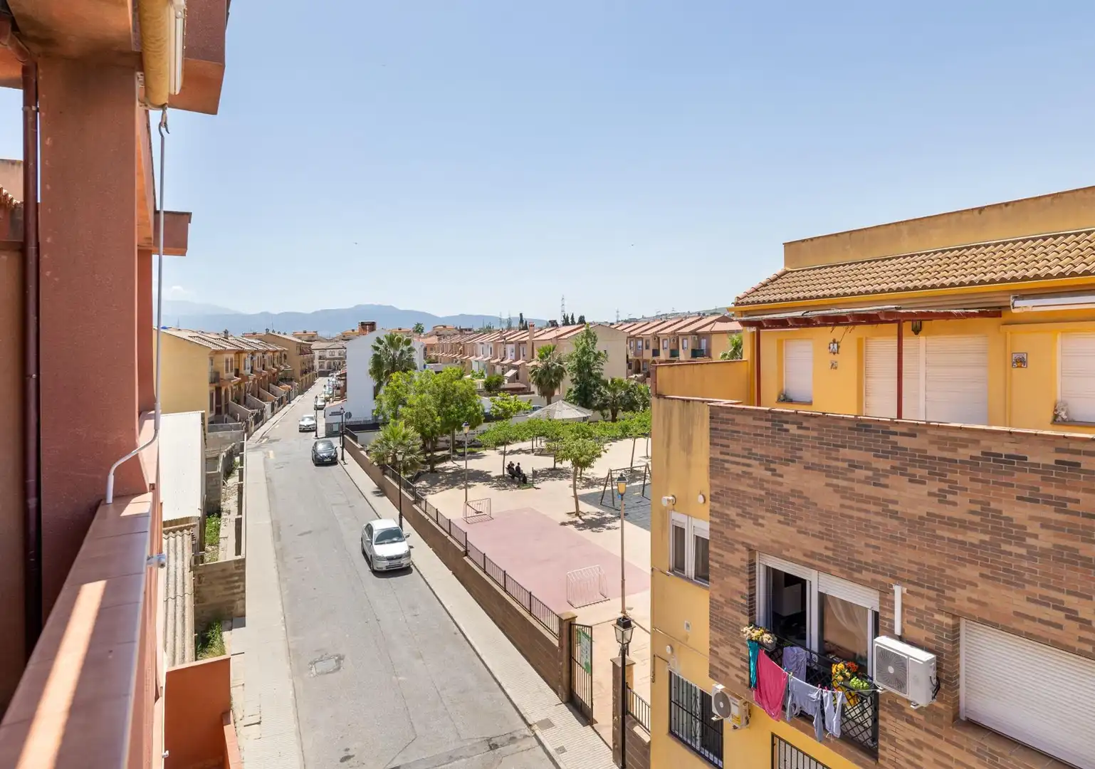 Vista exterior de Àtic en venda en Las Gabias amb Aire condicionat, Terrassa i Traster