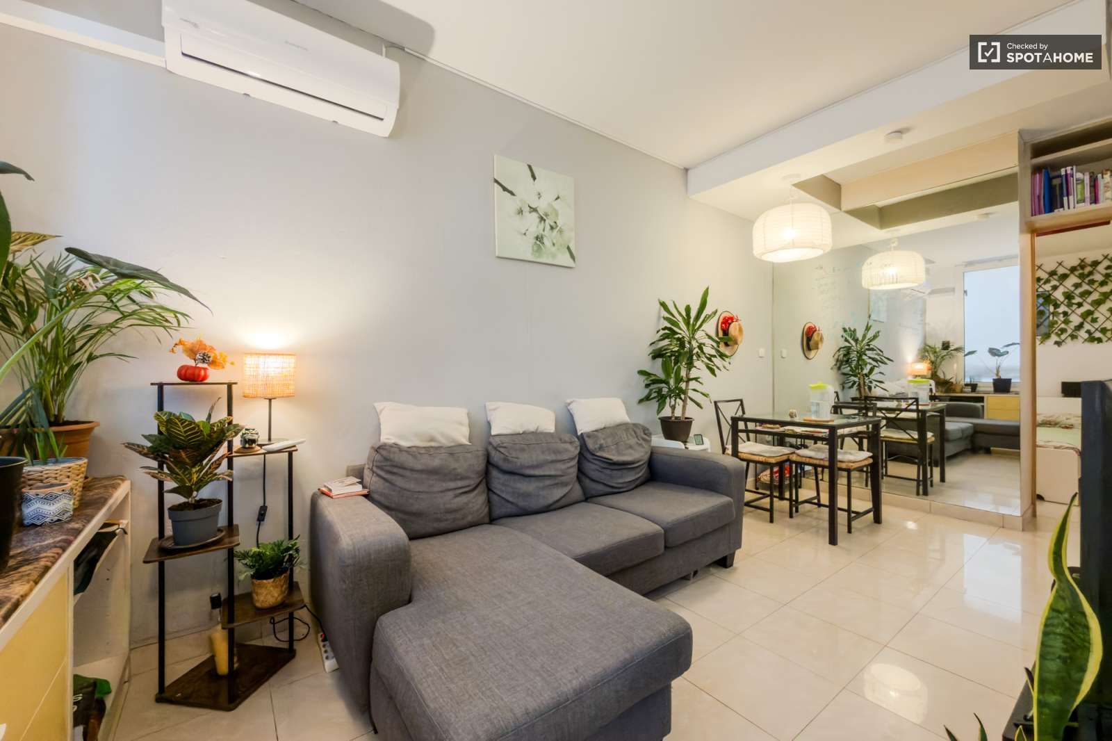 Living room of Apartment to share in  Barcelona Capital  with Air Conditioner and Terrace