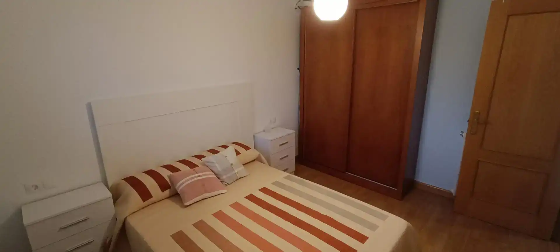 Dormitori de Casa adosada per a compartir en Zona Alta