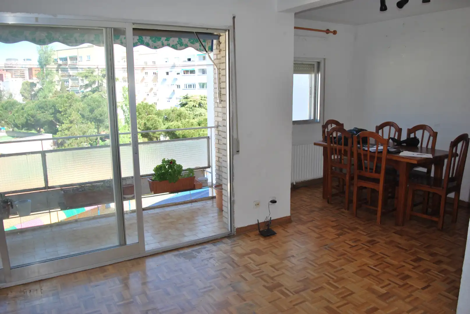 Sala de estar de Piso en venta en  Madrid Capital con Calefacción, Parquet y Terraza