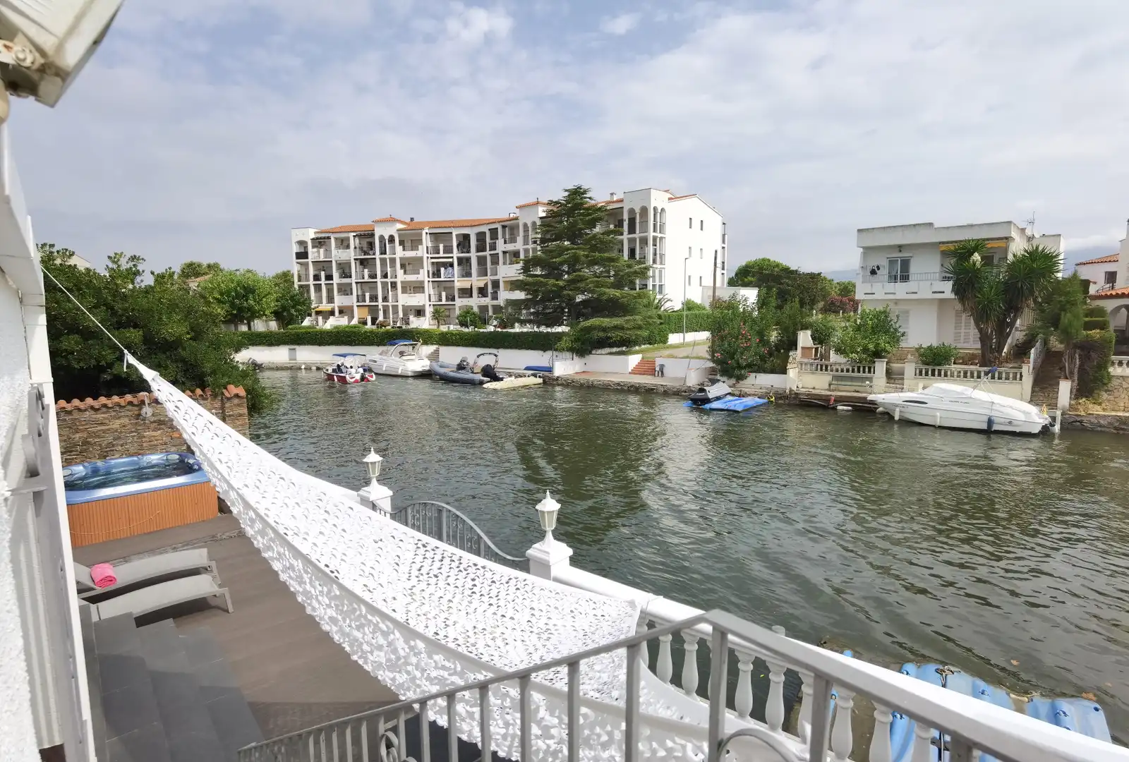 Vista exterior de Casa o xalet en venda en Empuriabrava amb Aire condicionat, Jardí privat i Terrassa