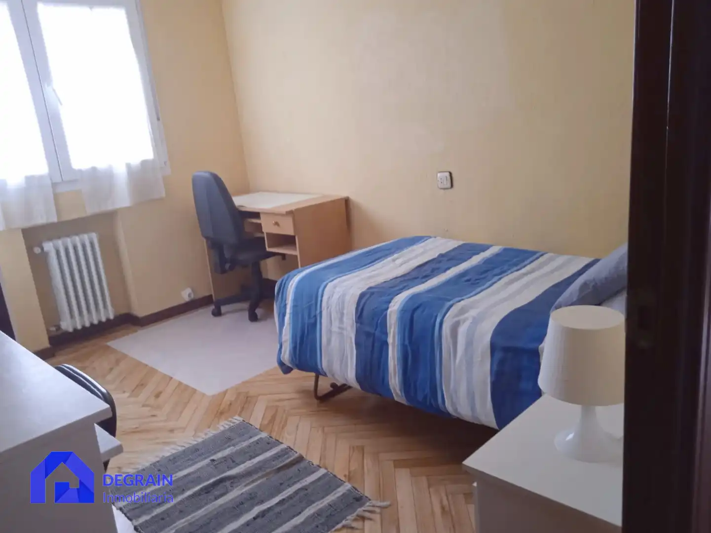 Habitación de Piso de alquiler en Oviedo  con Calefacción, Terraza y Amueblado