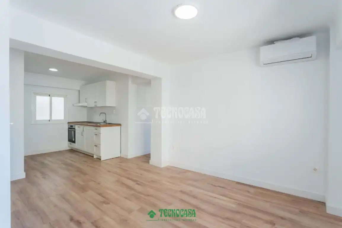 Piso en venta en Almería con Calefacción y Balcón