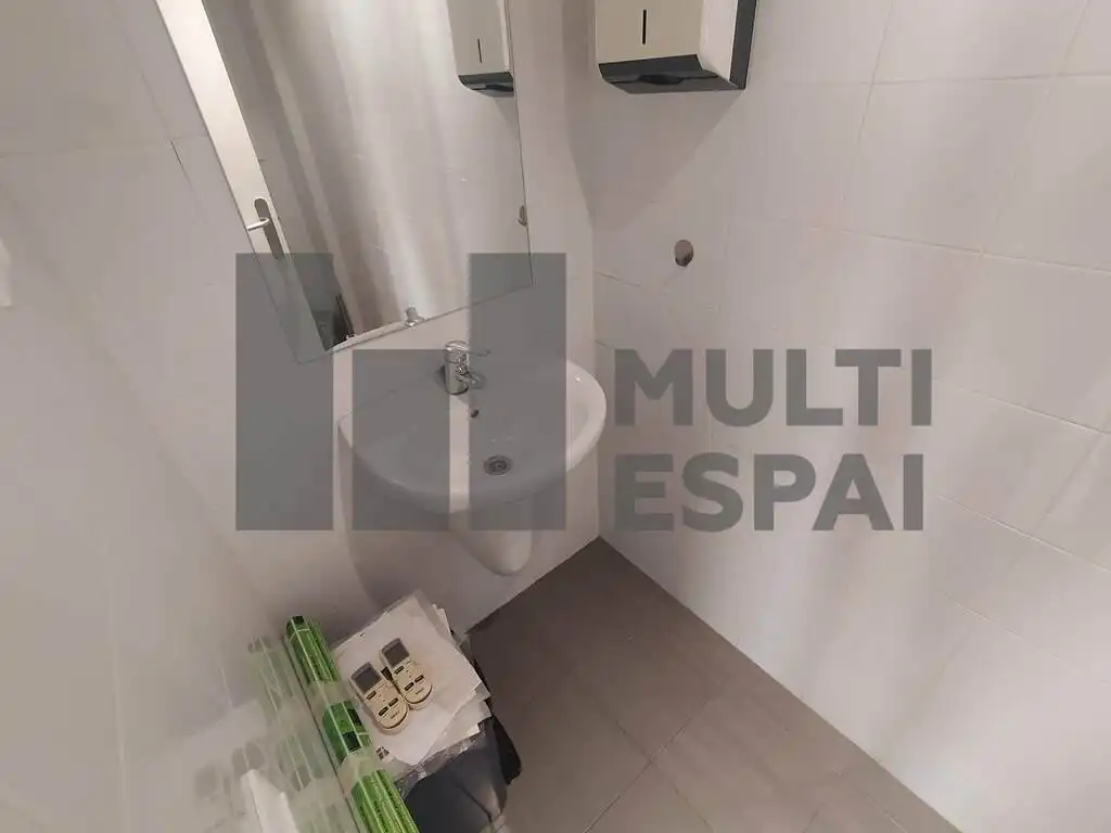 Badezimmer von Büro zur Miete in Barcelona mit Klimaanlage