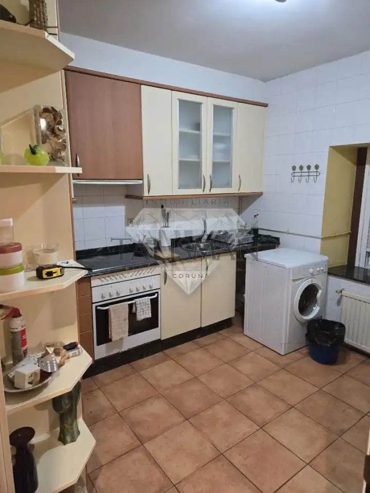 Cuina de Casa o xalet en venda en Arteixo amb Calefacció, Jardí privat i Moblat