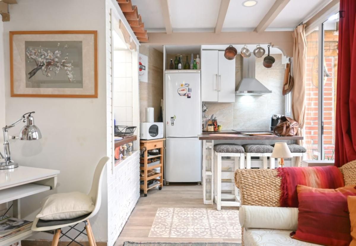 Cuina de Apartament de lloguer en  Madrid Capital amb Aire condicionat, Moblat i Forn