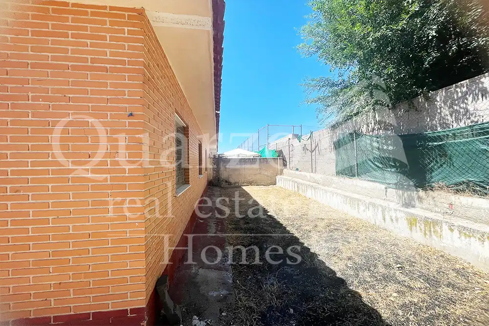 Vista exterior de Casa adosada en venda en La Mata amb Jardí privat