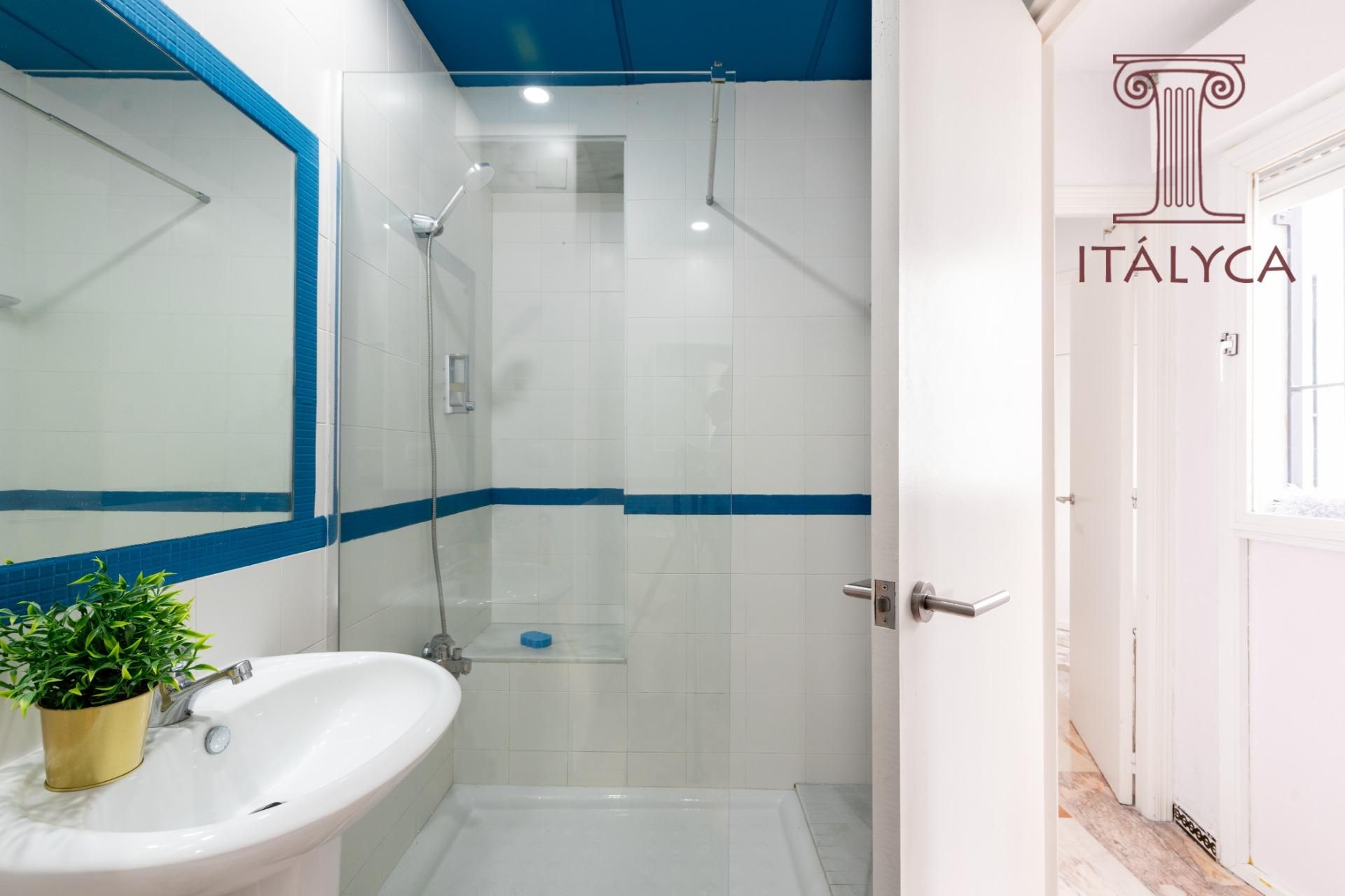 Bany de Pis en venda en  Sevilla Capital amb Aire condicionat