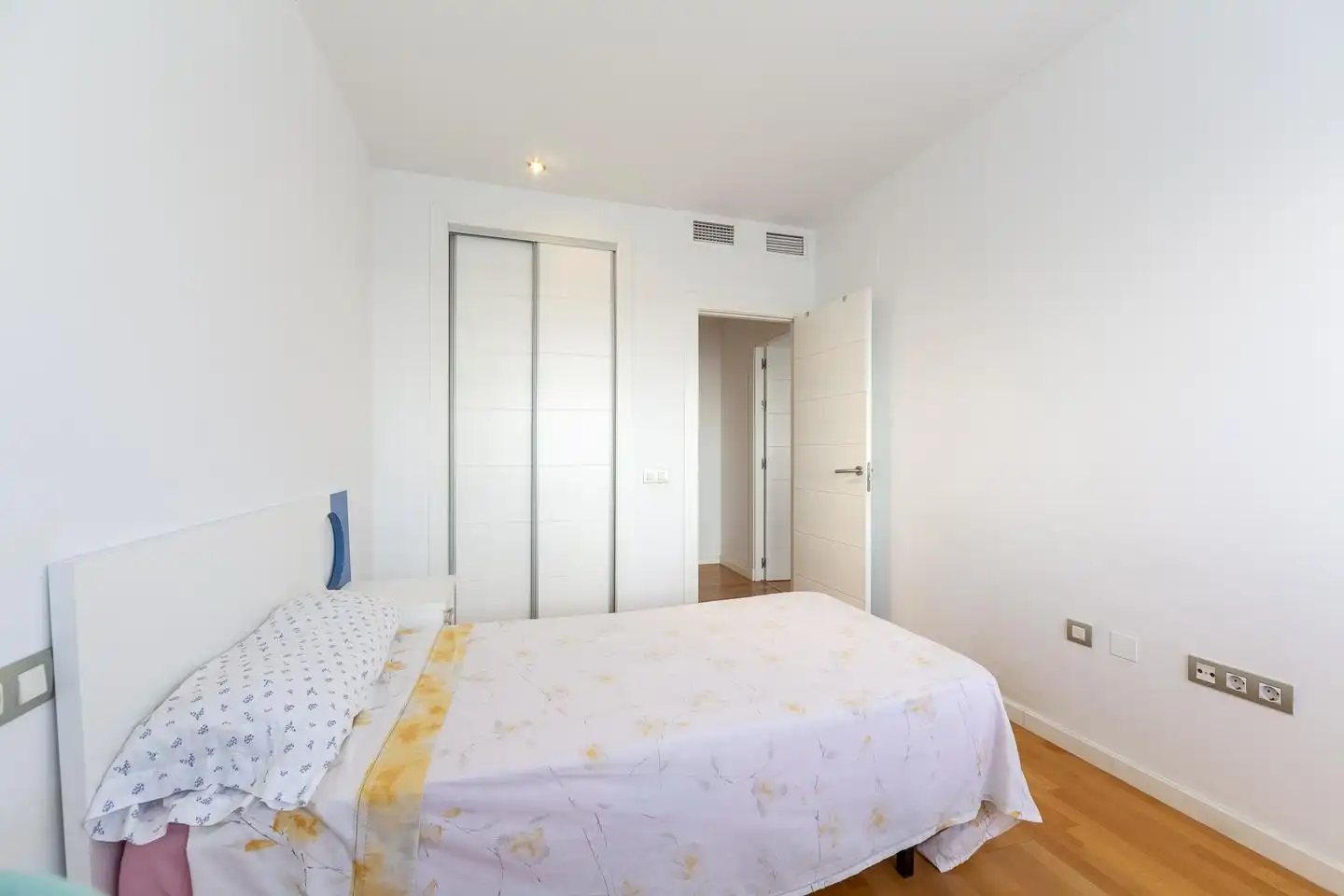 Habitación de Planta baja en venta en Almería con Aire acondicionado, Terraza y Trastero