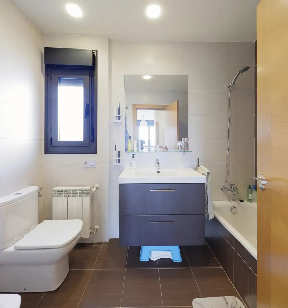 Baño de Ático en venta en Oviedo  con Calefacción, Terraza y Trastero