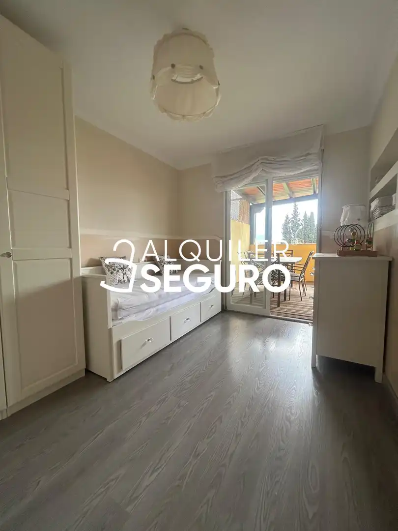 Habitación de Ático de alquiler en Las Gabias con Calefacción y Amueblado
