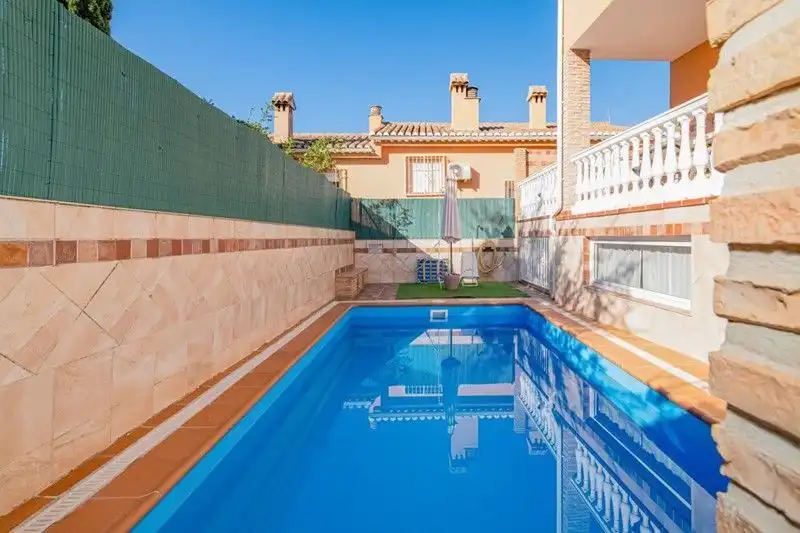 Piscina de Casa o xalet en venda en Jun amb Aire condicionat, Terrassa i Traster