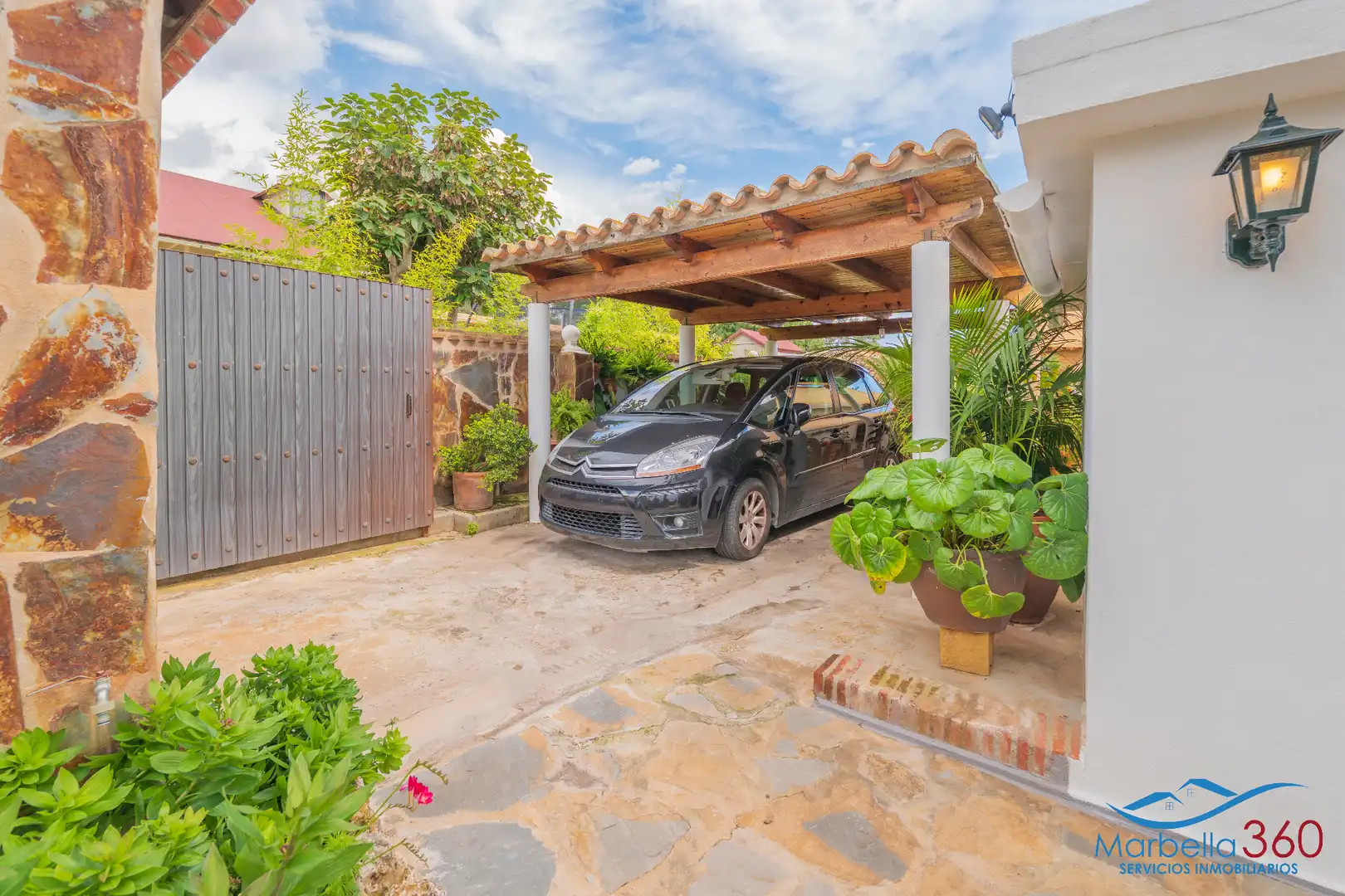 Parking de Casa o chalet en venta en Marbella con Aire acondicionado, Calefacción y Jardín privado