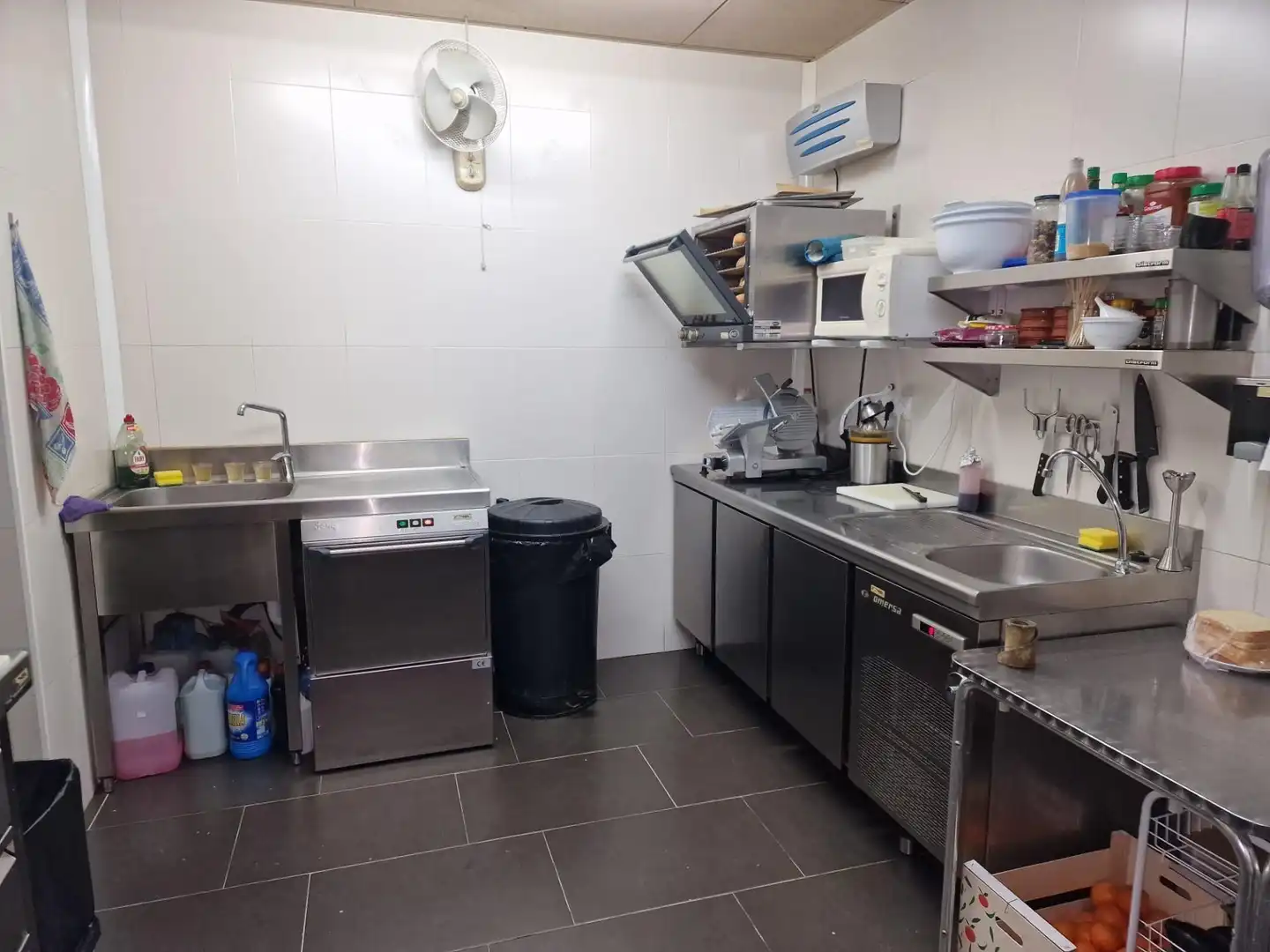 Cuina de Local en venda en Sant Jaume de Llierca amb Aire condicionat i Moblat