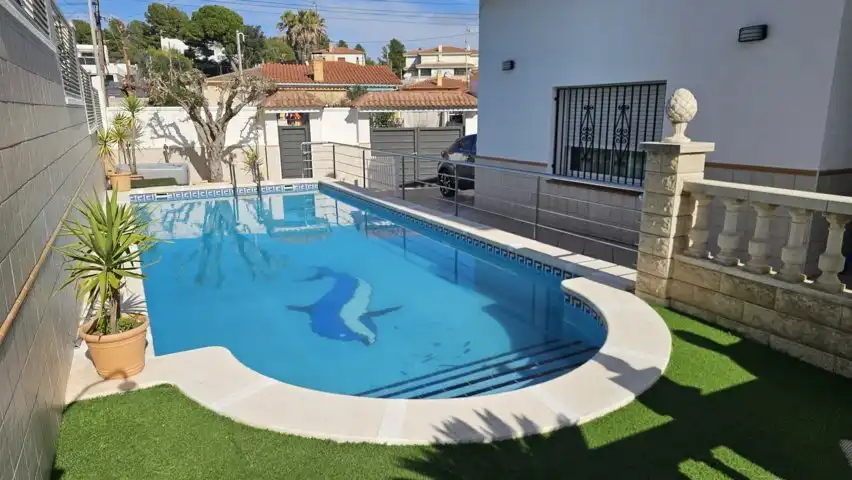 Schwimmbecken von Einfamilien-Reihenhaus zum Verkauf in Calafell mit Klimaanlage, Heizung und Privatgarten