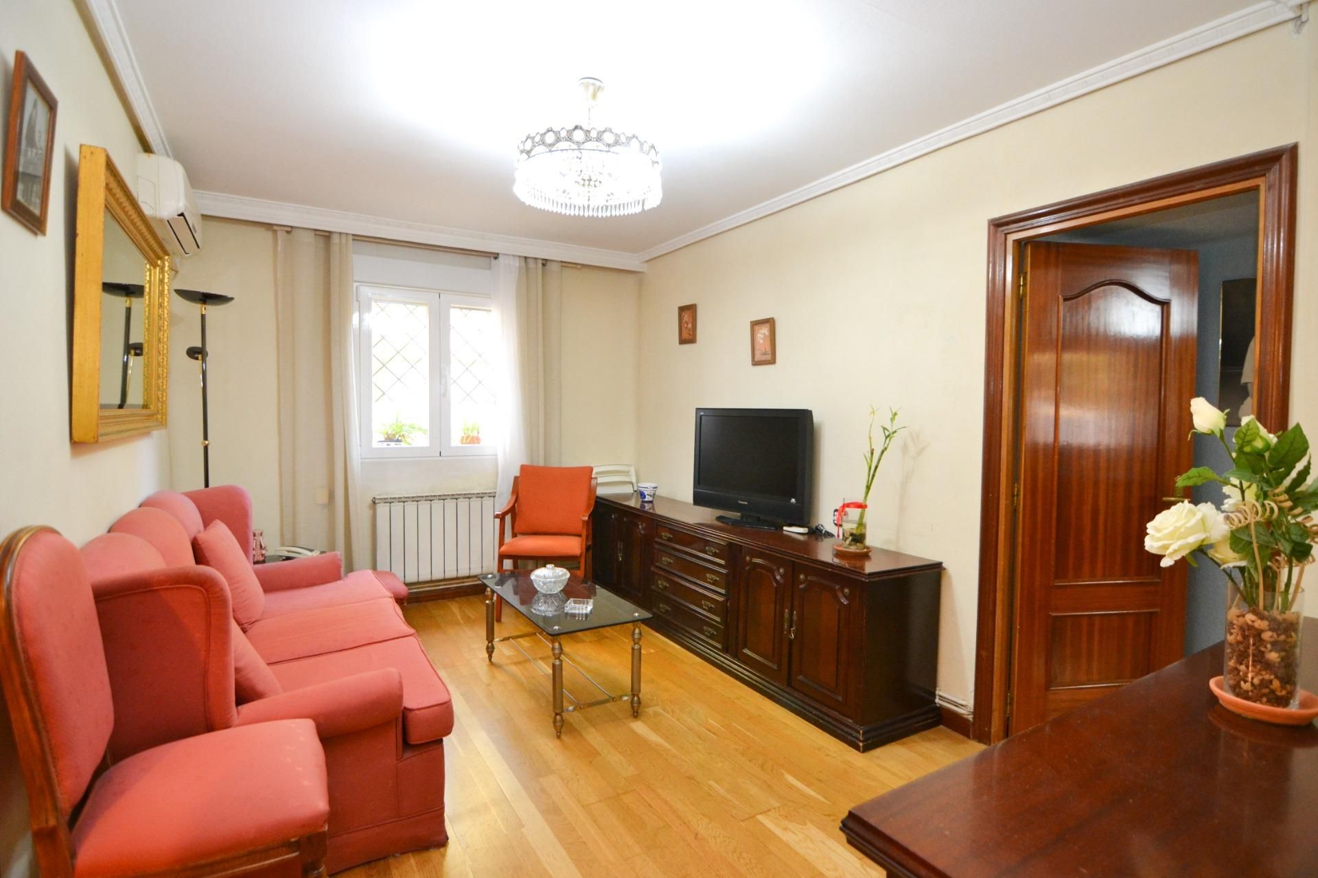 Sala d'estar de Pis en venda en  Madrid Capital amb Aire condicionat i Moblat