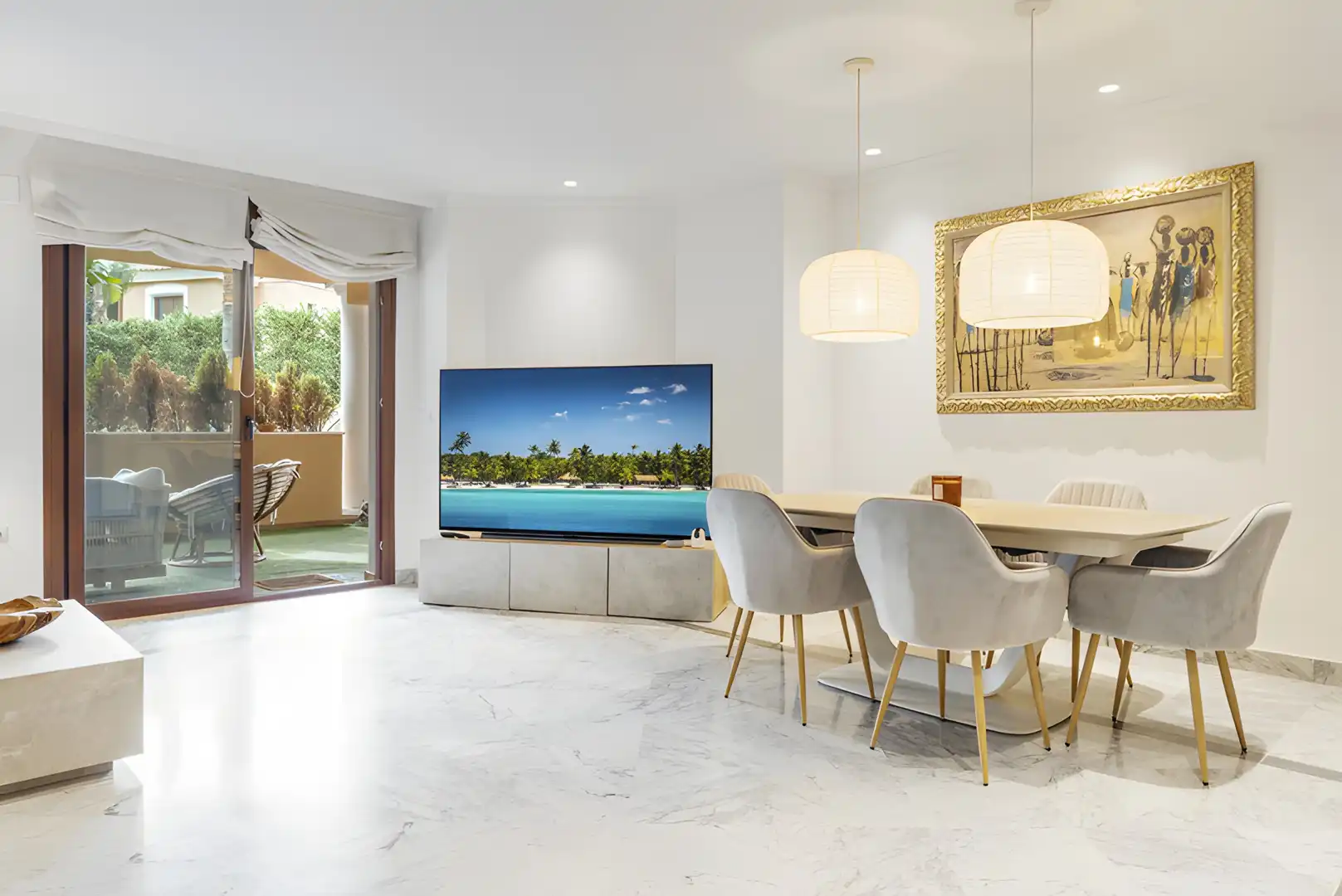 Wohnzimmer von Erdgeschoss zum Verkauf in Marbella mit Klimaanlage, Terrasse und Schwimmbad