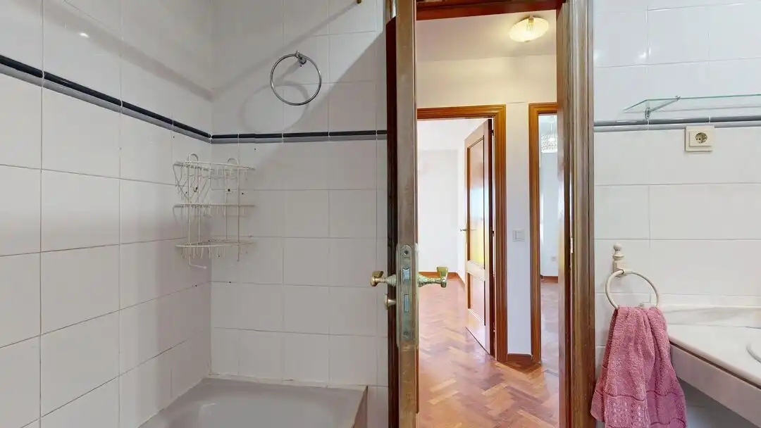 Bathroom of Flat for rent in Madrid  with Air Conditioner, Heating and Private garden