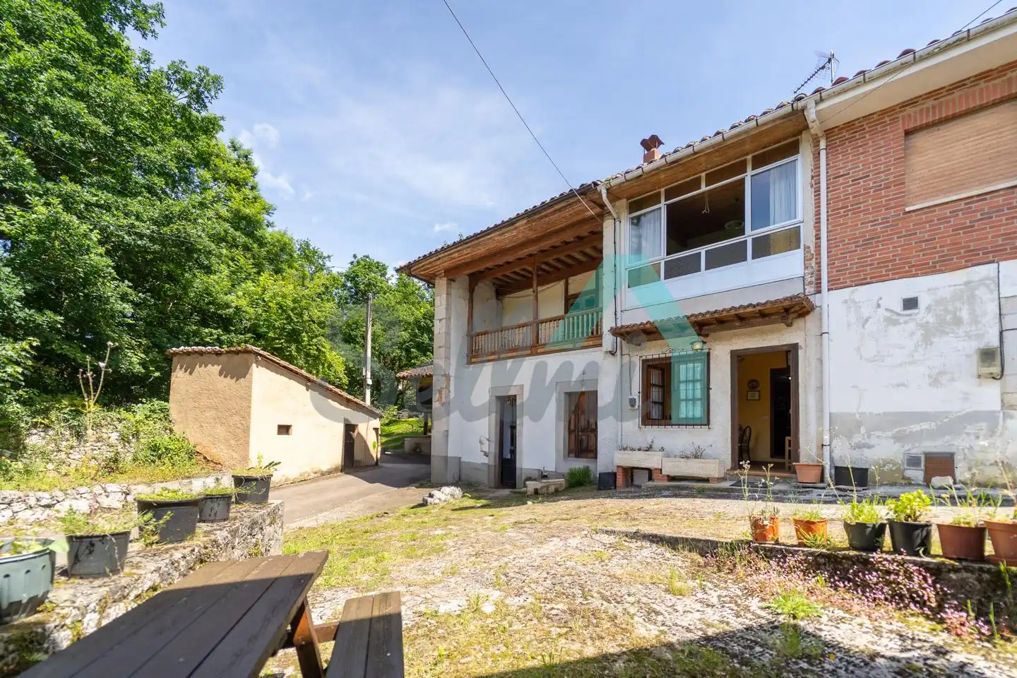 Außenansicht von Einfamilien-Reihenhaus zum Verkauf in Onís mit Heizung, Abstellraum und Balkon