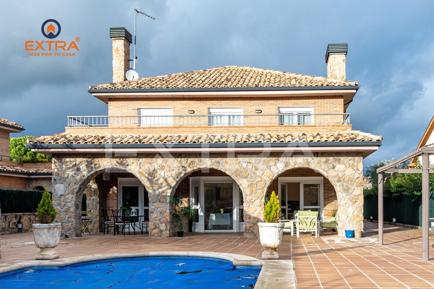 Vista exterior de Casa o xalet en venda en Guadalix de la Sierra amb Aire condicionat, Calefacció i Jardí privat