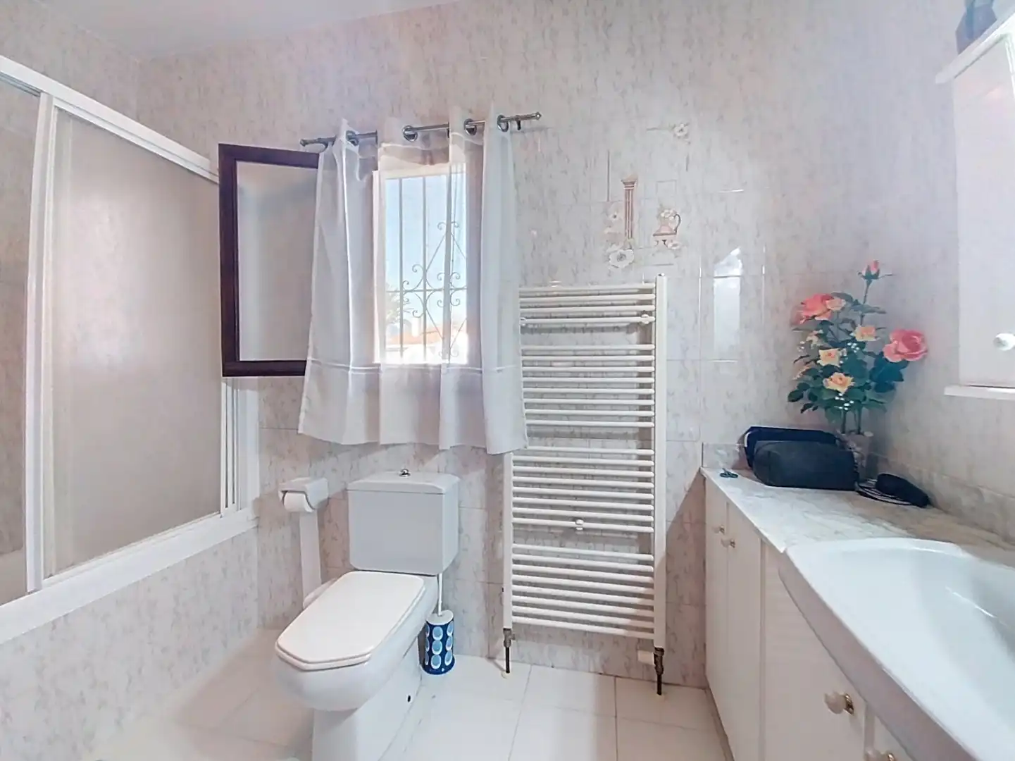 Bathroom of Houses for sale in L'Alfàs del Pi  with Air Conditioner, Heating and Private garden