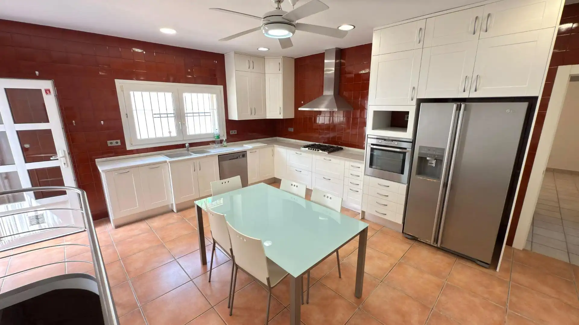 Cuina de Casa o xalet en venda en Alicante / Alacant amb Aire condicionat, Calefacció i Jardí privat