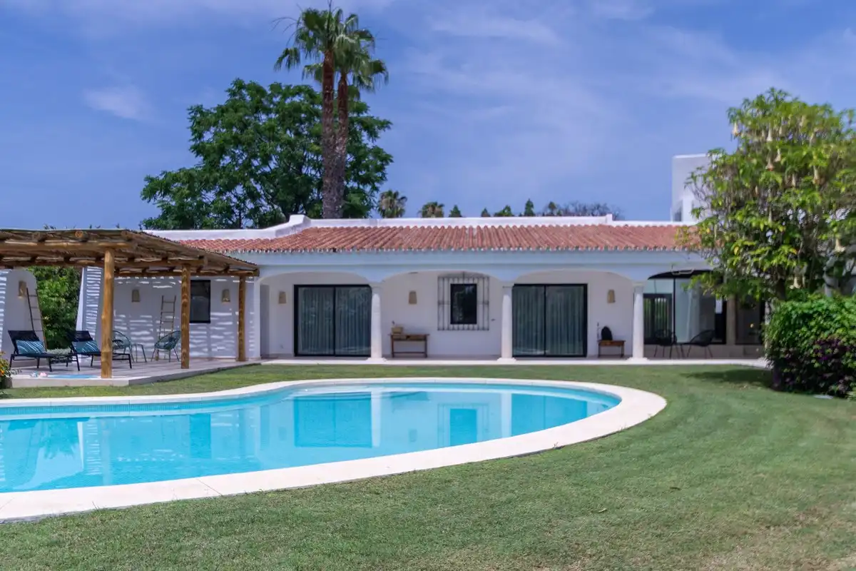 Piscina de Casa adosada en venda en Marbella amb Aire condicionat, Terrassa i Traster