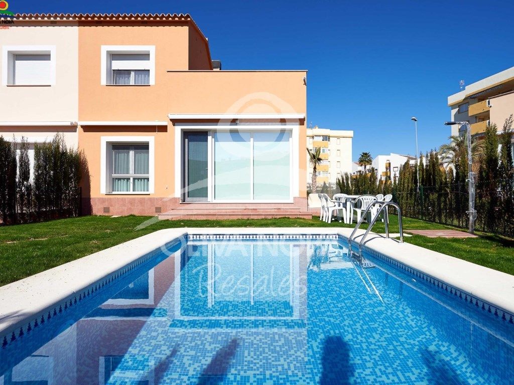 Swimming pool of Single-family semi-detached for sale in Oliva  with Private garden, Terrace and Swimming Pool
