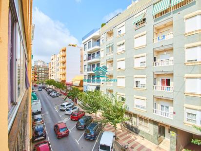 Vista exterior de Àtic en venda en El Campello amb Aire condicionat, Terrassa i Balcó