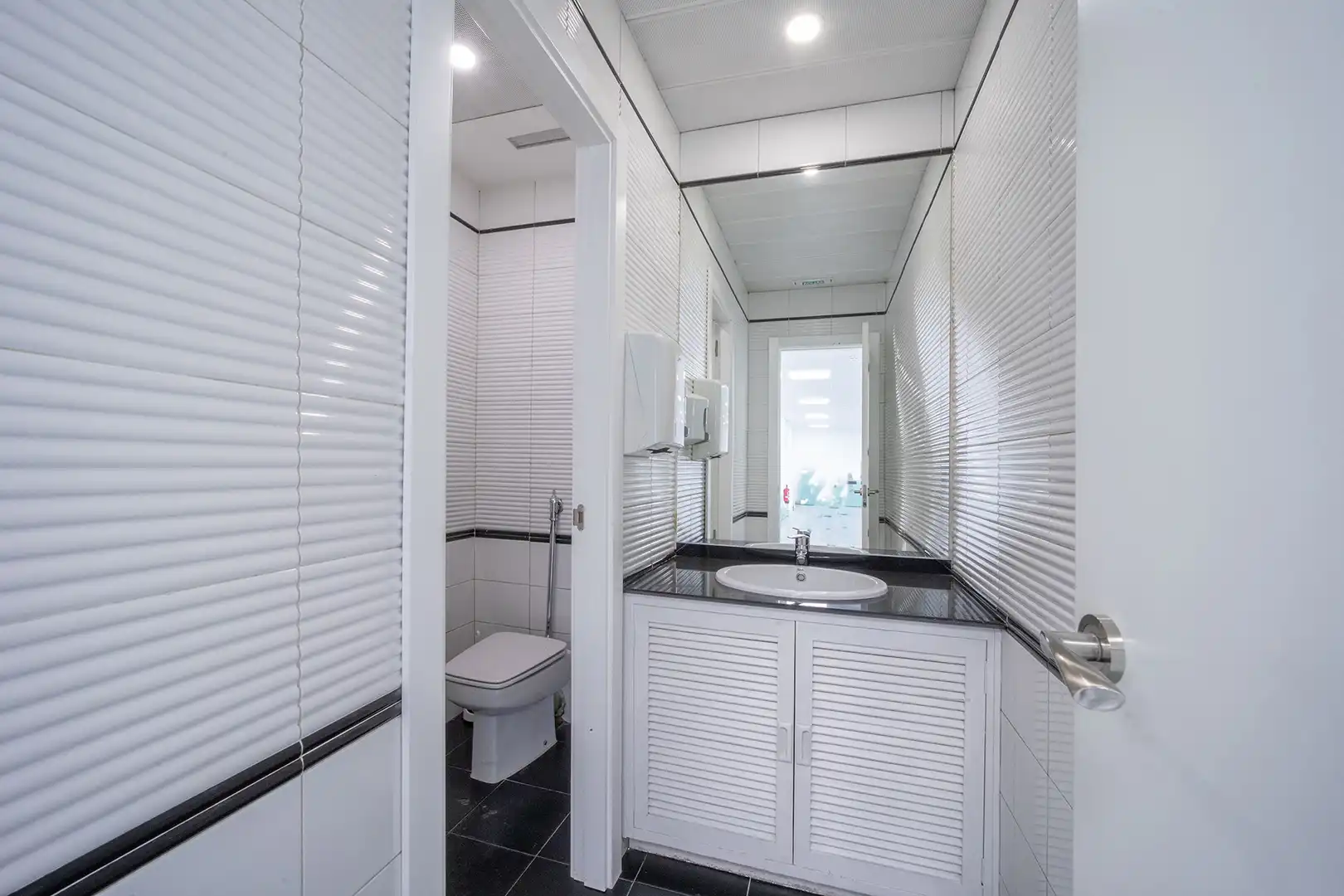 Bathroom of Office for rent in Madrid  with Air Conditioner and Heating