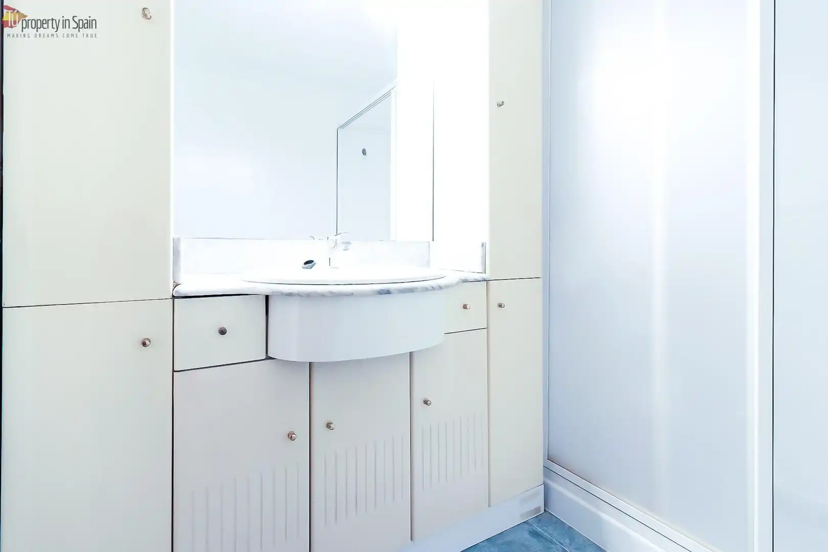 Baño de Piso para compartir en San Blas