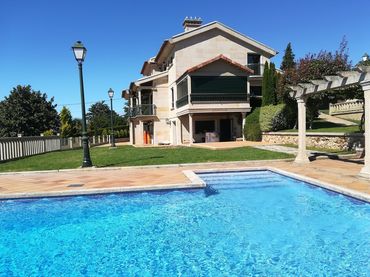 Villa con balcone in vendita a Rúa Carballeza